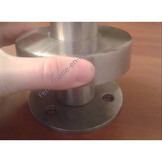 Poteau inox avec ancrage au sol, tube rond, rosace de couverture, 5 supports de barre traversante (Ø12 mm) et support de main courante (AISI 316), différentes dimensions
