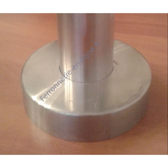 Poteau inox avec ancrage au sol, tube rond, rosace de couverture, 5 supports de barre traversante (Ø12 mm) et support de main courante (AISI 316), différentes dimensions