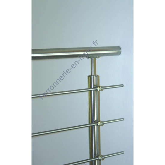 Poteau inox avec ancrage au sol, tube rond, rosace de couverture, 5 supports de barre traversante (Ø12 mm) et support de main courante (AISI 316), différentes dimensions