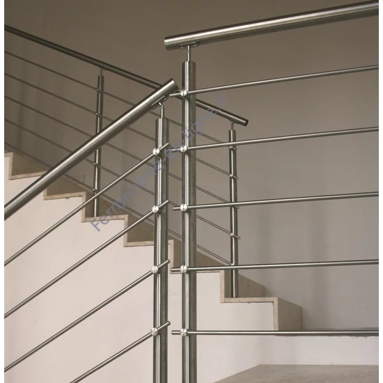 Poteau inox avec ancrage au sol, tube rond, rosace de couverture, 5 supports de barre traversante (Ø12 mm) et support de main courante (AISI 316), différentes dimensions