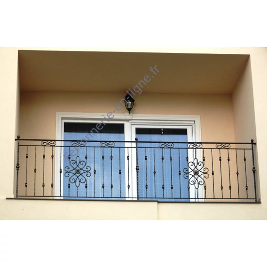 Rosace en fer forgé, rosettes sur les deux côtés, martelé, riveté, différentes sections