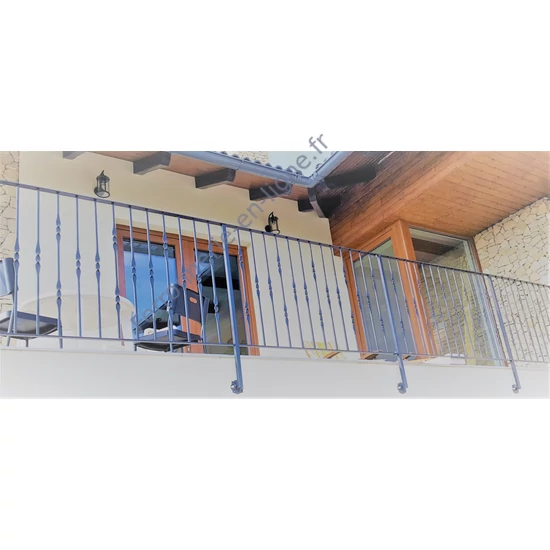 Barreau design moderne en fer forgé, profil carré, différentes sections et hauteurs
