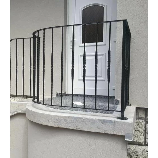 Barreau design moderne en fer forgé, profil carré martelé, différentes sections et hauteurs