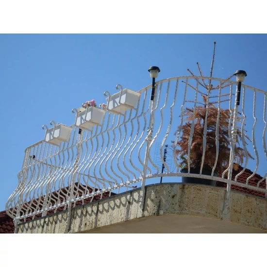 Barreau de balcon, barreau galbé design moderne en fer forgé, profil carré martelé, différentes sections