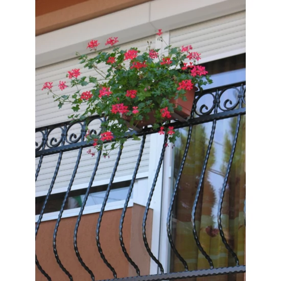 Barreau de balcon, barreau galbé classique en fer forgé, profil carré martelé, différentes sections et hauteurs